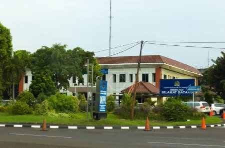 Foto de Tangerang, Indonesia - 27 de marzo de 2024: Edificio de oficinas de inmigración en el Aeropuerto Internacional Soekarno-Hatta (CGK). Lugar de fabricación y ampliación de pasaportes para ciudadanos y extranjeros indonesios. - Imagen libre de derechos