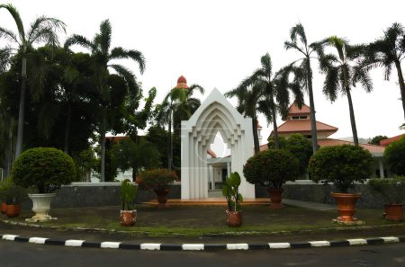Téléchargez les photos : Tangerang, Indonésie - 27 mars 2024 : L'architecture de la mosquée Nurul Barkah au complexe de l'aéroport de Soekarno Hatta. Le concept d'espace ouvert rend cette mosquée fraîche et confortable. - en image libre de droit