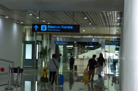 Téléchargez les photos : TANGERANG, INDONÉSIE- 27 mars 2024- Passagers qui se sont précipités pour attendre l'arrivée du train de l'aéroport à la gare de Kalayang à l'aéroport de Soekarno-Hatta. - en image libre de droit