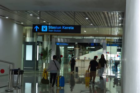 Téléchargez les photos : TANGERANG, INDONÉSIE- 27 mars 2024- Passagers qui se sont précipités pour attendre l'arrivée du train de l'aéroport à la gare de Kalayang à l'aéroport de Soekarno-Hatta. - en image libre de droit