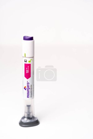 Téléchargez les photos : Stylo injecteur Mounjaro (Tirzepatide) utilisé par les diabétiques pour aider à la gestion du glucose. - en image libre de droit