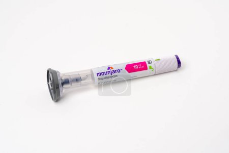 Téléchargez les photos : Stylo injecteur Mounjaro (Tirzepatide) utilisé par les diabétiques pour aider à la gestion du glucose. - en image libre de droit