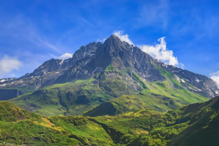 Foto de Hermoso paisaje de montaña con cielo azul claro. Montañas del Cáucaso, Georgia. - Imagen libre de derechos