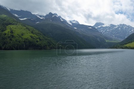 Foto de Hermoso lago alpino con montañas en el fondo, Suiza. - Imagen libre de derechos
