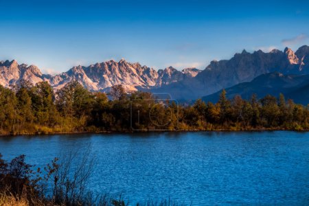 Foto de Paisaje vista del lago alpino con montañas en el fondo. - Imagen libre de derechos