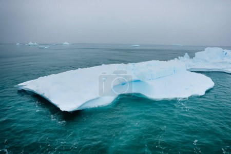Foto de El hielo en el continente de la Antártida, donde las montañas de hielo se derriten en el mar, es ampliamente reconocido por sus impresionantes y hermosos fenómenos naturales.. - Imagen libre de derechos