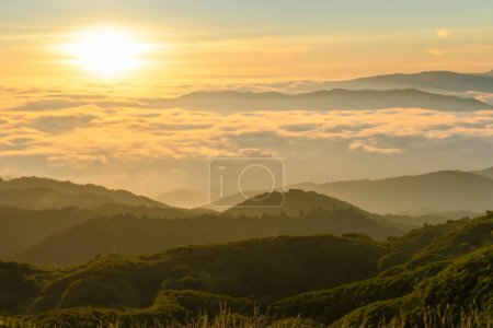Foto de Pastizales en las montañas al atardecer con rayos de sol. - Imagen libre de derechos