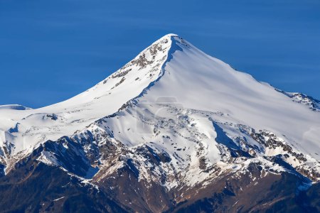 Foto de Paisaje de montaña con nieve y cielo azul claro. Cáucaso, Rusia - Imagen libre de derechos