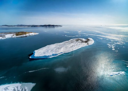 Foto de Vista aérea de los icebergs en el océano. Paisaje ártico. - Imagen libre de derechos