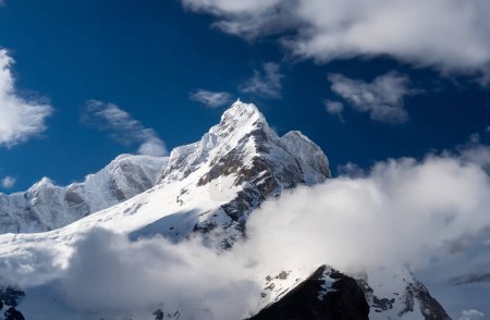 Foto de Pico nevado de montaña con cielo azul claro. Montañas del Cáucaso, Georgia. - Imagen libre de derechos