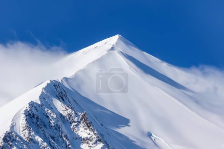 Foto de Pico nevado de montaña con cielo azul claro. Montañas del Cáucaso, Georgia. - Imagen libre de derechos