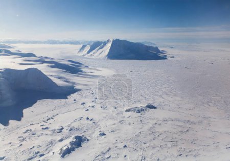 Foto de Montañas en la Antártida. Vista desde la ventana de un avión. - Imagen libre de derechos