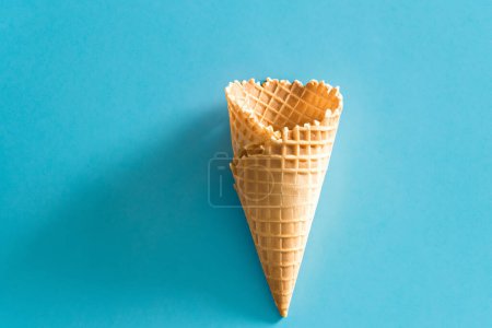 Foto de Cono de helado sobre fondo azul. Concepto de verano mínimo. Piso tendido, vista superior. - Imagen libre de derechos