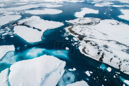 Foto de Vista aérea de icebergs y témpanos de hielo en Laguna Glaciar - Imagen libre de derechos