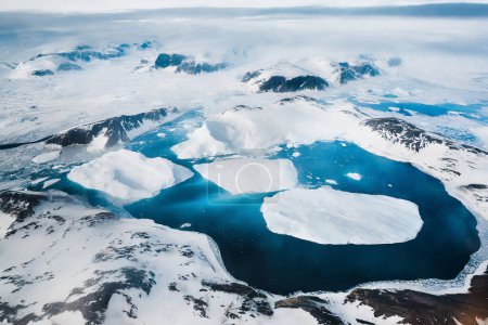 Foto de Vista aérea de icebergs en laguna glaciar de Jokulsarlon, Islandia - Imagen libre de derechos
