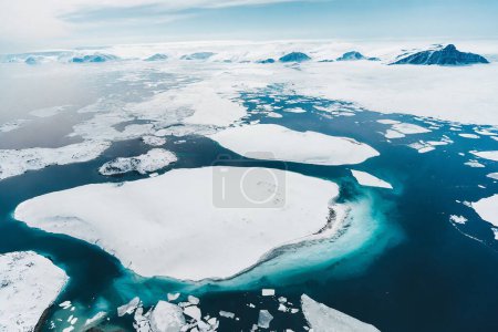Foto de Icebergs en el océano en el Ártico, vista aérea. - Imagen libre de derechos