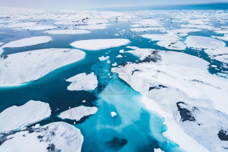 Foto de Icebergs y témpanos de hielo antárticos flotando en el océano - Imagen libre de derechos