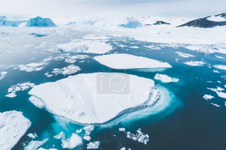 Foto de Icebergs flotando en el océano. Vista aérea. Concepto de calentamiento global - Imagen libre de derechos