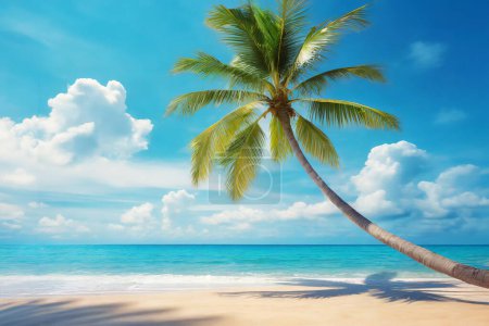 Foto de Playa tropical con palmera de coco y cielo azul con nubes blancas - Imagen libre de derechos
