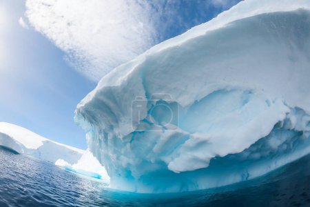Foto de Iceberg antártico en las aguas de la Península Antártica, Antártida - Imagen libre de derechos