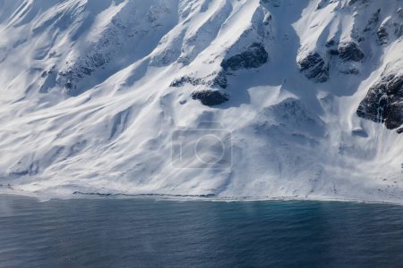 Foto de Casquetes de hielo en la Antártida con iceberg en el océano nadando y derritiéndose en el mar - Imagen libre de derechos