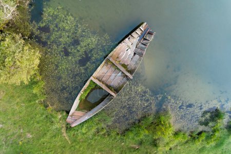 Foto de Vista aérea del viejo barco de madera en el lago con hierba verde - Imagen libre de derechos