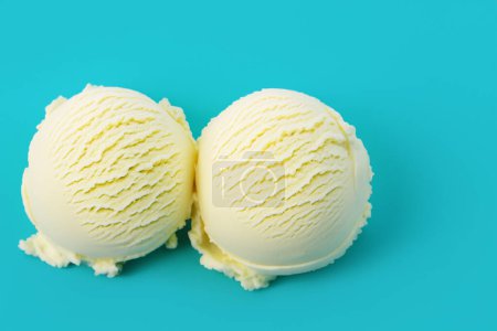 Foto de Copas de helado de vainilla sobre un fondo azul claro. - Imagen libre de derechos