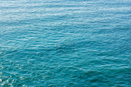 Foto de Fondo de textura de superficie de agua de mar azul. Superficie de agua de mar con reflejos solares - Imagen libre de derechos