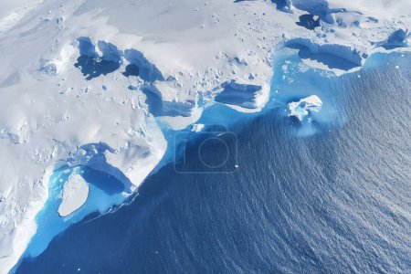 Foto de Vista aérea de la Antártida con icebergs y océano en el fondo. - Imagen libre de derechos