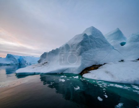 Foto de Paisaje antártico con icebergs y témpanos al atardecer - Imagen libre de derechos