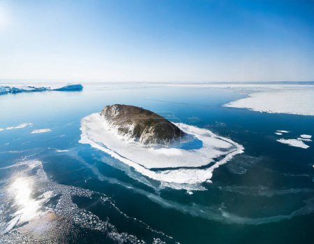 Foto de Vista aérea del iceberg en el océano Ártico al atardecer. - Imagen libre de derechos