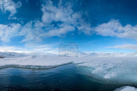 Foto de Casquetes de hielo en la Antártida con iceberg en el océano nadando y derritiéndose en el mar - Imagen libre de derechos