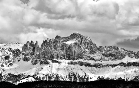 Foto de Beautiful black and white panoramic view of the Dolomites - Imagen libre de derechos
