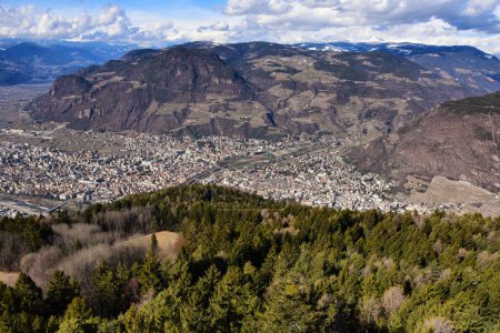Foto de Hermoso panorama amplio desde la cima de la montaña - Imagen libre de derechos