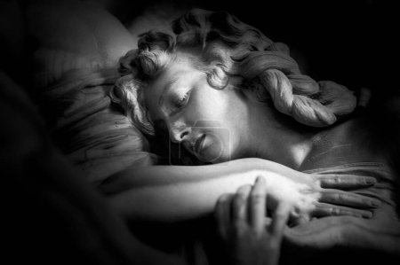Téléchargez les photos : Statue, sculpture. Portrait, close-up of a woman taken in a monumental cemetery. - en image libre de droit