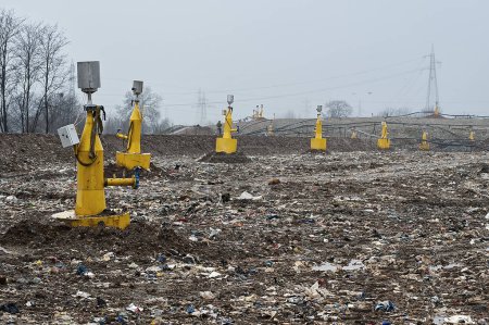 Foto de Vaciar residuos municipales. Almacenamiento de producción y distribución de biogás en el almacenamiento de residuos de vertederos. - Imagen libre de derechos