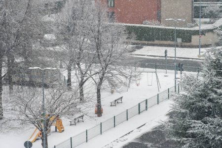 Foto de El invierno. Nieve, nevadas en las afueras de la ciudad. Temporada de invierno, noviembre, diciembre, enero, febrero. - Imagen libre de derechos