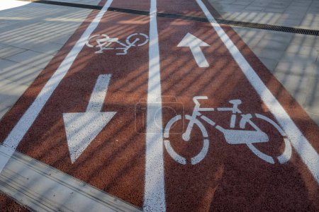 Téléchargez les photos : Gros plan de la piste cyclable pour vélos. Trafic urbain dans la ville. - en image libre de droit