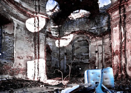 Iglesia abandonada y en ruinas donde se han tirado basura y suciedad.