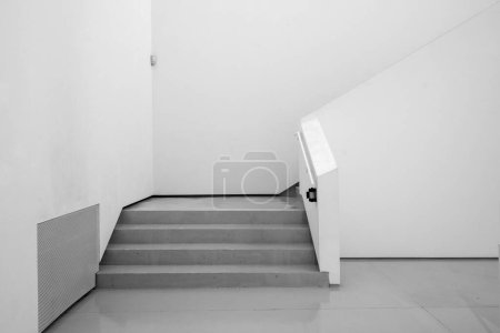 Téléchargez les photos : L'architecture. Intérieur de la chambre blanche. Fond ambiant vide. Murs blancs avec escalier gris. - en image libre de droit