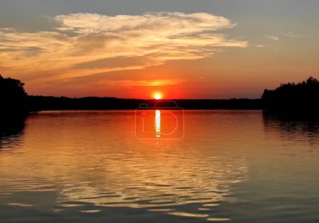 Téléchargez les photos : Coucher de soleil sur l'eau - en image libre de droit