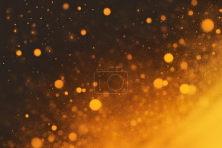 Foto de Bokeh amarillo-anaranjado, un espacio vacío grungy simple normal del ruido granulado o textura del aerosol, una vibra retro abstracta áspera brilla la luz brillante y resplandece el gradiente de color de la plantilla del fondo - Imagen libre de derechos
