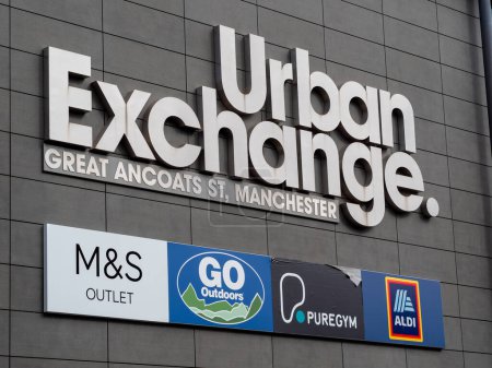 Téléchargez les photos : Urban Exchange points de vente sur Great Ancoats Street à Manchester domicile de M & S Aller à l'extérieur et Aldi - en image libre de droit
