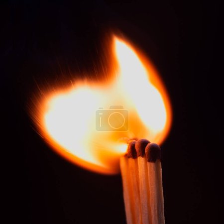 Foto de Encendido del fósforo con humo - Imagen libre de derechos