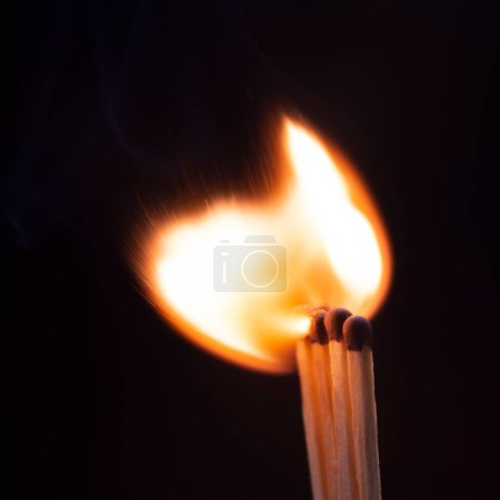 Foto de Encendido del fósforo con humo - Imagen libre de derechos