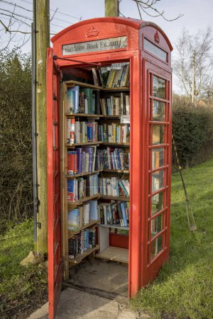 Téléchargez les photos : Bristol, Angleterre Royaume-Uni - 28 décembre 2022 : Ancienne cabine téléphonique rouge anglaise utilisée pour le partage et l'échange de livres. - en image libre de droit