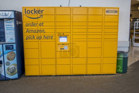 Téléchargez les photos : Bristol, Angleterre Royaume-Uni - 14 février 2023 : Amazon jaune unité de stockage de commande en ligne pick up.. - en image libre de droit