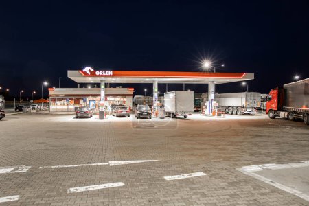 Foto de Varsovia, Polonia- 1 de julio de 2023: Gasolinera Orlen por la noche. - Imagen libre de derechos