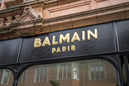Foto de Londres, Reino Unido - 14 de septiembre de 2023: Una señal de una tienda Balmain. - Imagen libre de derechos
