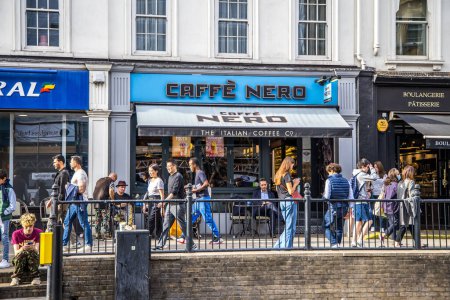 Foto de Londres, Reino Unido - 14 de septiembre de 2023: Ocupado Caffe Nero en el área de Kensington. - Imagen libre de derechos